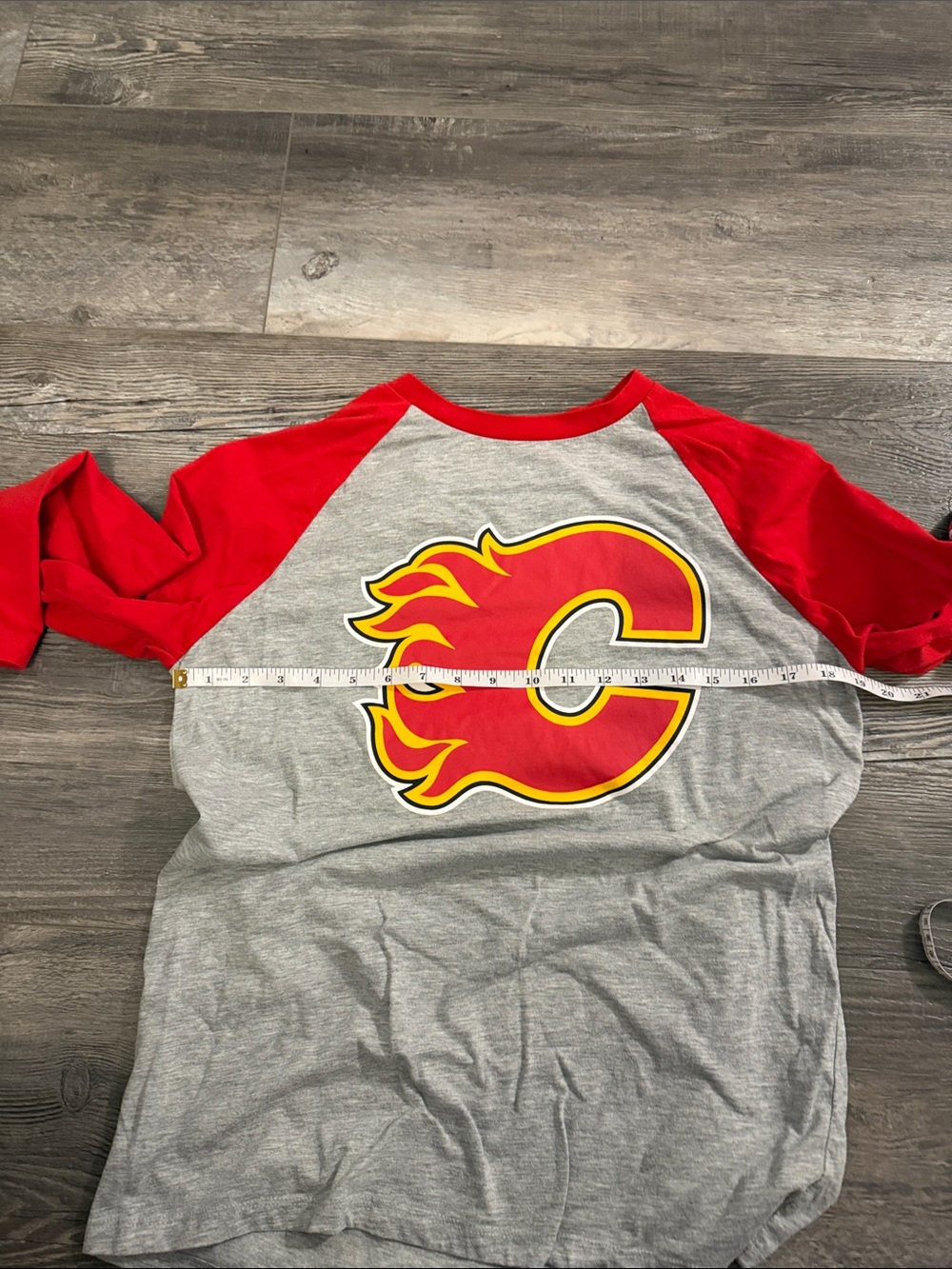 NHL Calgary Flames Red & Gray‎ Raglan Tee - Picture 2 of 3